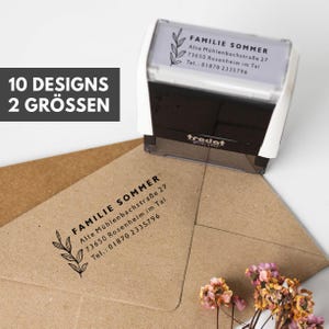 Op de afbeelding: Een zwart-witte Trodat Printy 4913 zelfinktende stempel met een aangepast adresontwerp en een bladillustratie. De stempel toont de tekst FAMILIE SOMMER, Alte Mühlenbachstraße 27, 73650 Rosenheim im Tal, Tel.: 01870 2335796.