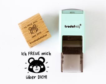 Può includere: Un timbro in legno con il testo "Ich FREUE mich über DICH! kreativpünktchen" e un'illustrazione di orso. È presente anche un timbro verde menta con il testo "trodatedy". Viene mostrata anche un'illustrazione di orso in bianco e nero con il testo "Ich FREUE mich über DICH!"
