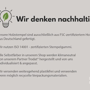 Op de afbeelding: Afbeelding met Duitse tekst, waaronder "Wir denken nachhaltig." De tekst beschrijft de duurzaamheidspraktijken van de winkel: FSC-gecertificeerd hout, ISO 14001-rubber, klimaatneutrale productie en gerecyclede verpakkingen. De afbeelding toont een gloeilamp met een blad.