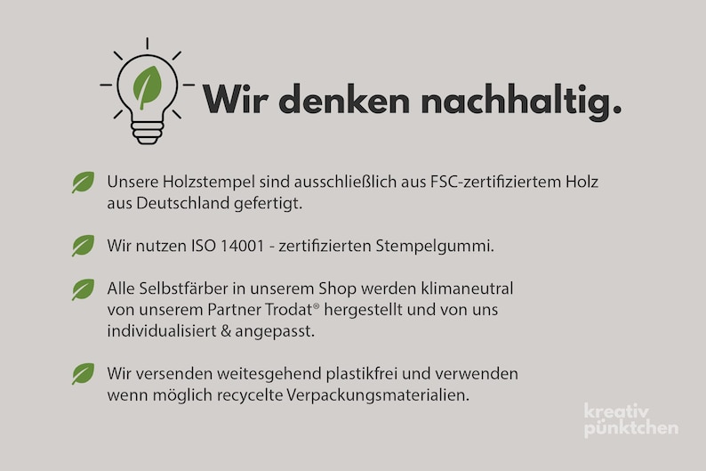 Op de afbeelding: Afbeelding met Duitse tekst, waaronder "Wir denken nachhaltig." De tekst beschrijft de duurzaamheidspraktijken van de winkel: FSC-gecertificeerd hout, ISO 14001-rubber, klimaatneutrale productie en gerecyclede verpakkingen. De afbeelding toont een gloeilamp met een blad.