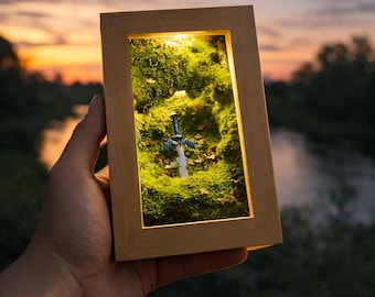 Handmade Master Sword Moss Diorama Night Light,Miniature Terrarium Shadow Box,Bamboo USB Rechargeable Lamp,3 Color Dimmable,Desk Decor Gift
