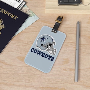 Etiqueta de equipaje acrílica de los Dallas Cowboys de la NFL: accesorio de viaje liviano con inserto para tarjeta de presentación, ¡perfecta para los fanáticos de la NFL!