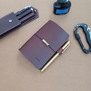Pocket Traveler Notebook Journal für Männer und Frauen nachfüllbar persönlicher Planer italienisches pflanzlich gegerbtes Ledertagebuch Stiftschleife 03 Card Slots