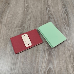 Caderno de bolso com alça para caneta, feito para conforto ao escrever | 1 capa e 3 refis de papel de escrita de excelente qualidade, 100g/m², compatível com caneta-tinteiro