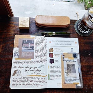 Journal rustique avec porte-stylo | Carnet de notes personnalisé A5 à couverture rigide | Carnet de voyage personnalisé gravé pour homme et femme | Cadeau pour papa, maman