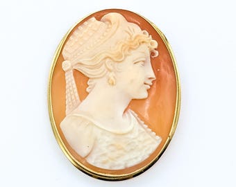 Mid-Century Shell Cameo Pendant in 18k Yellow Gold