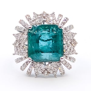 Smaragd- och diamantsolburstcocktailring i 18k vitt guld - GIA-rapportnummer 6224620942