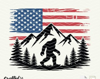 Puede incluir: Silueta negra de Bigfoot caminando frente a una cordillera y árboles de hoja perenne. El fondo presenta una bandera estadounidense desgastada. Las palabras "Crafted Creations" están en la esquina inferior izquierda.