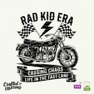 Può includere: Illustrazione in bianco e nero di una moto d'epoca con la scritta "RAD KID ERA" sopra e "CAUSING CHAOS LIFE IN THE FAST LANE" sotto. Il design include anche bandiere a scacchi e un fulmine.