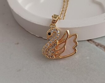 Gold-Plated Swan Necklace: Sparkling Stone Elegant Design