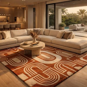 Peut inclure: Salon moderne avec un grand canapé d'angle beige, une table basse ronde et un tapis à motifs dans les tons rouille et crème. La pièce dispose de grandes fenêtres donnant sur un patio extérieur et une cuisine en arrière-plan.