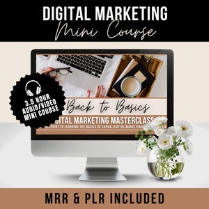 Może przedstawiać: Ekran komputera wyświetlający kurs marketingu cyfrowego zatytułowany "Back to Basics Digital Marketing Masterclass". Kurs obejmuje 3,5-godzinny mini kurs audio/wideo i obejmuje podstawy Canva i marketingu cyfrowego. Ekran znajduje się na biurku z filiżanką kawy i wazą z białymi kwiatami.
