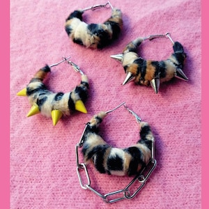 Leo Creolen mit Spikes & Kette | Handgemachte Punk Ohrringe | Leopard Print Schmuck | Alternative Fashion | Y2K Grunge Earrings