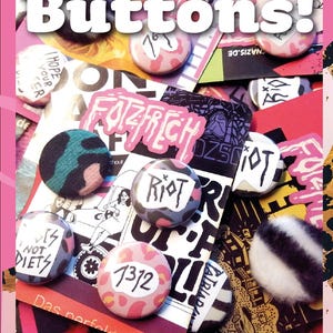 Könnte beinhalten: Eine Sammlung runder Ansteckbuttons mit verschiedenen Designs, darunter Leopardenmuster, flauschige schwarz-weiße Texturen und weiße Etiketten mit handgeschriebenem schwarzem Text wie Riot, 1312 und I hope your day is not diets.