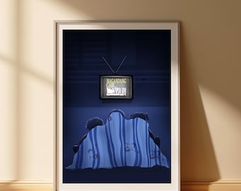 Op de afbeelding: Een ingelijste kunstprint toont twee figuren onder een blauw-wit gestreepte deken, die naar een vintage televisie kijken. Het tv-scherm toont tekst. Het kunstwerk staat tegen een donkerblauwe achtergrond.