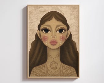 Op de afbeelding: Een ingelijste kunstdruk met een gestileerde illustratie van een vrouw met lang bruin haar en donkere ogen. Het kunstwerk heeft een beige achtergrond en een houten lijst. De vrouw heeft blush op haar wangen en een tatoeage op haar nek.
