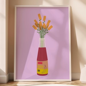Peut inclure: Une affiche encadrée représentant une bouteille de ketchup à la banane avec un bouquet de fleurs orange. La bouteille a un corps rouge et une étiquette avec les mots "Banana Ketchup" et une illustration de banane jaune. Le fond est de couleur lavande.