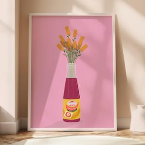 Peut inclure: Impression d'art encadrée. Une bouteille de sauce rouge, avec une étiquette jaune et un motif rouge et blanc, contient un bouquet de fleurs jaunes. Le fond est rose. L'impression est dans un cadre blanc.