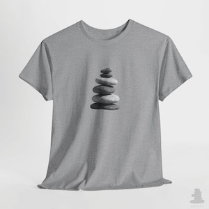 Camiseta Zen Balance Stones, camiseta gráfica minimalista con piedras de meditación para calma mental, paz y energía Feng Shui.