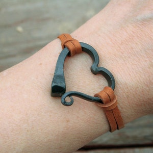 Horseshoe nail bracelet, Hand forged heart bracelet, Hand forged iron, Horse Lover Gift, Horse Shoe Nail, Horse Jewelry, Horse Shoe Bracelet afbeelding 1