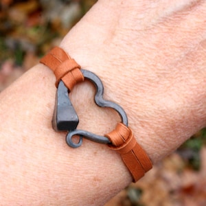 Pulsera con clavo de herradura: Corazón de hierro, piel de ciervo.