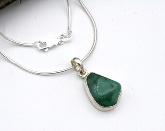Colgante de esmeralda en bisel de plata de ley: piedra preciosa pulida y lisa con longitud de collar personalizada.