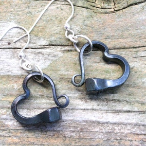 Boucles d'oreilles coeur forgées à la main : bijoux en fer pour clous de fer à cheval