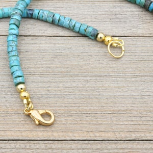 Puede incluir: Un collar de cuentas turquesa con cierres dorados. El collar est&aacute; hecho de peque&ntilde;as cuentas redondas y tiene un dise&ntilde;o simple.