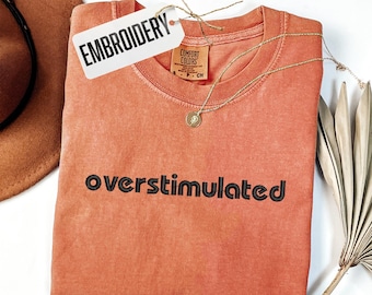 Camisa con colores cómodos, camisa bordada con mensaje "sobreestimulado", camisa humorística con temática de salud mental, camisa unisex para aliviar el estrés, camisa personalizada