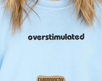Sudadera bordada, sudadera con capucha sobreestimulada, sudadera con humor sobre salud mental, sudadera unisex antiestrés, sudadera personalizada