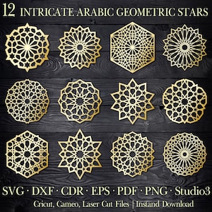 Peut inclure: Douze motifs d'étoiles géométriques arabes dorées et complexes sur un fond en bois foncé. Les étoiles varient en forme et en motif, avec le texte "12 INTRICATE ARABIC GEOMETRIC STARS" en haut. En dessous, des options de format de fichier.
