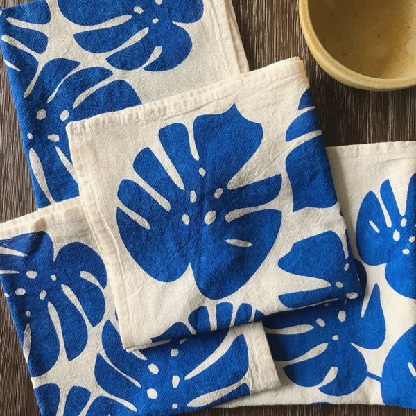 Serviettes en tissu à imprimé Monstera, lot de 4, sac de farine naturelle en coton imprimé à la main : bleu cobalt