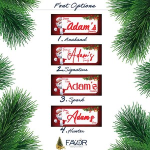 以下が含まれることがあります： パーソナライズされたクリスマスの家族名サイン用の4つのフォントオプションを示すグラフィック。各デザインは、異なるフォントスタイルで「Adam's Family」という名前を特徴とし、サンタクロースのイラストとお祝いの休日のアクセントが添えられています。