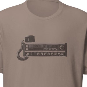 Peut inclure: Un t-shirt marron avec une radio CB vintage imprimée sur le devant.
