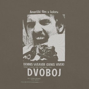 Może przedstawiać: Winietyczny plakat filmowy z czarno-białym obrazem twarzy mężczyzny i traktora. Tekst na plakacie brzmi "Američki film u koloru", "DENNIS WEAVER (DENIS VIVER)", "POZNATI TELEVIZIJSKI JUNAK SERIF MEKLAUD" i "DVOBOJ".