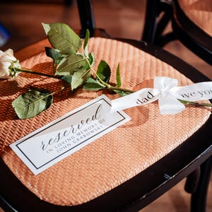 Placas de nombre reservadas para bodas o eventos con asientos