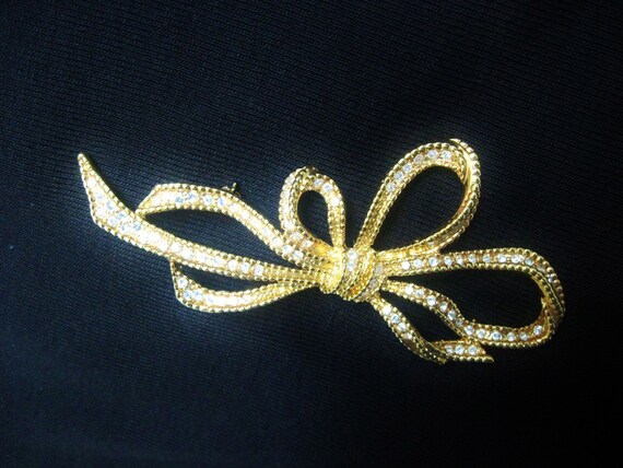 Gold and Rhinestone Ribbon Style Bow Brooch / Lar… - image 6