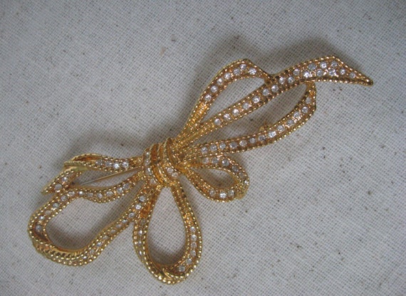 Gold and Rhinestone Ribbon Style Bow Brooch / Lar… - image 4