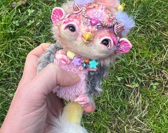 Muñeca de arte grifo OOAK: criatura fantástica de arcilla hecha a mano con pelo rosa
