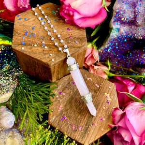 Collar energizante de cuarzo rosa ~ Anita Apothecary, joyería de brujas, cadena de rosario, joyería de péndulo, joyería de cristal, collar de péndulo, bruja
