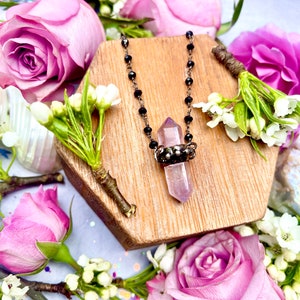 Collar de amatista estilo heavy metal ~ Anita Apothecary, puntas de amatista, cristales de amatista con cadena de rosario de ónix, joyería de bruja, estilo místico