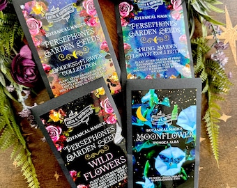 Peut inclure: Quatre sachets de graines noirs avec des motifs floraux et du texte. Les paquets sont étiquetés "Botanical Magick Persephones Garden Seeds" et "Moonflower". Les paquets sont entourés de verdure et de fleurs, créant un thème botanique.