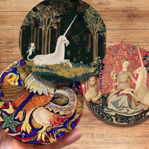 Middeleeuwse fantasieonderzettersset – Keramische onderzetter eenhoorn en griffioen – Gotisch Castlecore-decor – DnD-cadeau – Mythisch huisdecor – gratis verzending