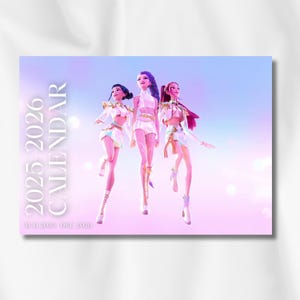 Könnte beinhalten: Kalender mit drei stilisierten Figuren in weißen Outfits mit goldenen Akzenten vor einem rosa-blauen Himmel. Der Text "2025 2026 CALENDAR" ist vertikal links ausgerichtet. Deckt August 2025 bis Dezember 2026 ab.