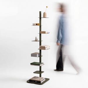 モダンなグリーンの本棚 - フローティングシェルフメタル、カスタム垂直本棚、ミニマリストディスプレイシェルフ