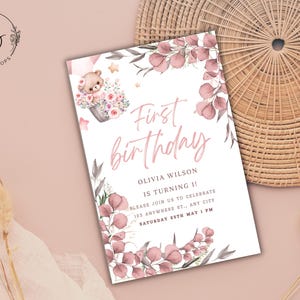 Élégante carte d'anniversaire de petite fille rose pâle, modèle de toile personnalisable, conception de fleur rose en téléchargement numérique Papeterie pour la célébration de la première année