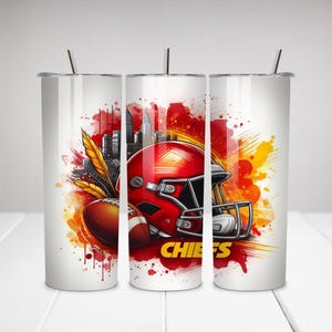 Pu&ograve; includere: Tre bicchieri in acciaio inossidabile bianco con un design ad acquerello rosso, giallo e arancione. Il design presenta un casco da football con la parola "CHIEFS" in lettere gialle.