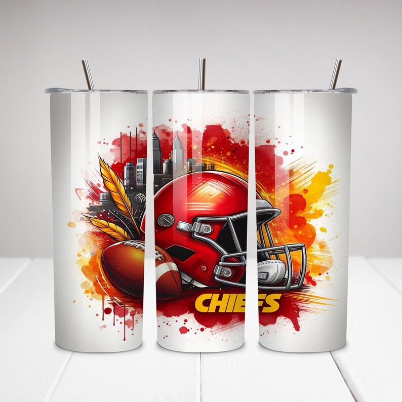 Pu&ograve; includere: Tre bicchieri in acciaio inossidabile bianco con un design ad acquerello rosso, giallo e arancione. Il design presenta un casco da football con la parola "CHIEFS" in lettere gialle.