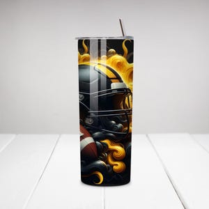 K&ouml;nnte beinhalten: Ein schwarzer und goldener Edelstahlbecher mit einem Footballhelm und einem Football-Design. Der Helm ist von Flammen umgeben.