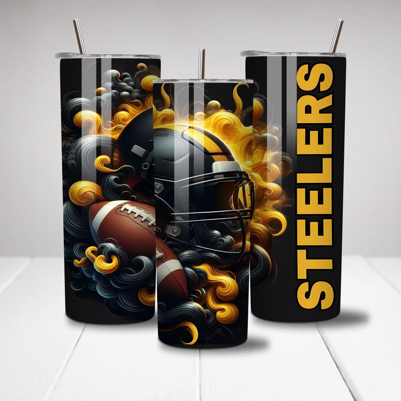 K&ouml;nnte beinhalten: Ein schwarzer und goldener Edelstahlbecher mit einem Footballhelm und einem Football-Design. Der Becher tr&auml;gt den Schriftzug "STEELERS" auf der Seite.